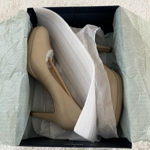 NWT ANNE KLEIN AKWYSTERE Natural Color Pump Size 7